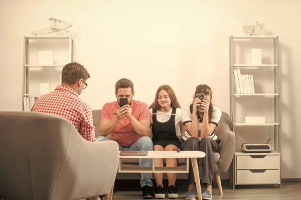 Telefonsüchtige Mutter Vater Und Tochter Lebensversicherung Und Adoption Eltern Lehrer — Stockfoto