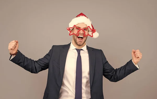 Hombre Negocios Feliz Usar Sombrero Santa Gafas Fiesta Sobre Fondo —  Fotos de Stock