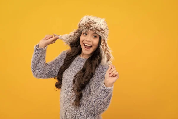 Menina Adolescente Surpreso Usar Chapéu Earflap Fundo Amarelo Manter Quente — Fotografia de Stock