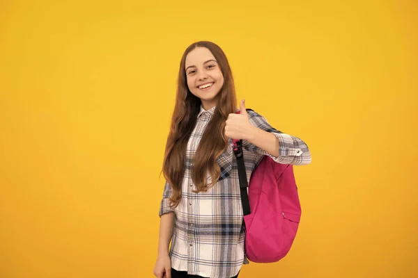 Niño Alegre Camisa Cuadros Con Mochila Sobre Fondo Amarillo Educación —  Fotos de Stock