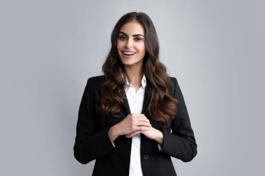 Mutlu gülümseyen kadın portresi. Çekici, hoş, neşeli, günlük giysiler içinde mutlu ve tasasız, izole, gri bir geçmişi olan bir genç kız. Bayan çalışan genç sekreter.