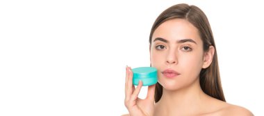 Temizleme fırçası. Bayan kozmetik ürünü sunuyorum. Kadın yüz kremi kullanıyor. Kadın yüzü, yakın portre, kopyalanmış afiş