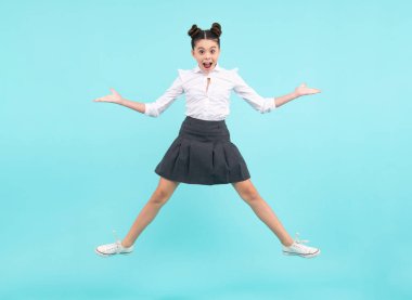 Heyecanlı bir yüz. Şaşırtıcı bir ifade, neşeli ve mutlu. Mutluluk, aktivite ve çocuk. Tecrit edilmiş bir geçmişe atlayan genç kız. Uzun boylu, enerjik küçük kız havada zıplıyor, çocuk uçuyor.