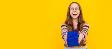 Gözlüklü mutlu çocuk tatil için hediye kutusu veriyor, satın alıyor. Yetenekli çocuk, yatay poster. Kopyalama alanı olan başlık