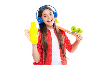 Gençlerin yaşam tarzı, gelişigüzel gençlik kültürü. Beyaz izole edilmiş stüdyo geçmişi olan kaykaylı bir genç kız. Şık giyinmiş modern havalı bir genç. Heyecanlı genç kızın portresi.