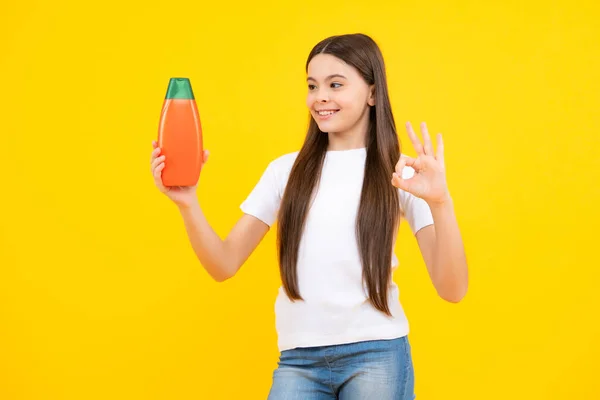 Teenager Dítě Dívka Ukazující Láhev Šampon Kondicionéry Nebo Sprchový Gel — Stock fotografie