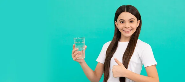 Feliz Adolescente Beber Agua Mantener Equilibrio Agua Diaria Cuerpo Mostrar — Foto de Stock