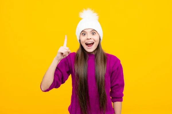 興奮した顔だ 冬服や暖かい帽子の学校の女の子 冬休み 子供ファッションモデル 驚くべき表現 陽気で嬉しい — ストック写真