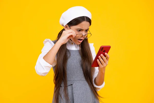 Teenage Girl Smart Phone Portrait Teen Child Using Mobile Phone — Stockfoto