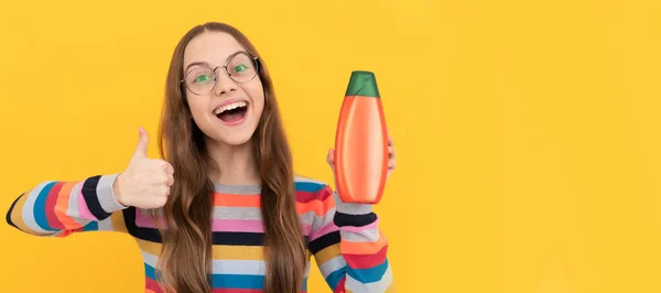 Šťastná Teen Dívka Použít Šampón Láhev Dítě Vlasovým Kondicionérem Banner — Stock fotografie