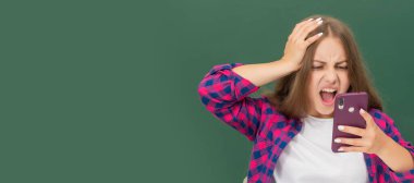 Sınıfta akıllı telefondan konuşan hayret verici bir çocuk, e-posta cevabı. Liseli kız öğrencinin yatay izole edilmiş posteri. Liseli kızların afiş başlığı fotokopi alanı