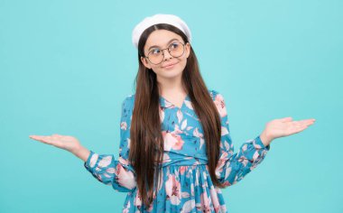 Vay canına, inanılmaz. Şok olmuş bir çocuk fotokopi alanını işaret ediyor. İki eliyle ve parmaklarıyla kenarı gösteren genç bir kız. Şaşırmış yüz, şaşırmış genç kız duyguları.