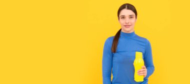 İzole edilmiş yüz portresi, fotokopi alanı olan pankart. Susuz kalma. Gülümseyen kadın maden suyu tutuyor. Susadım. Plastik şişeli genç kız.