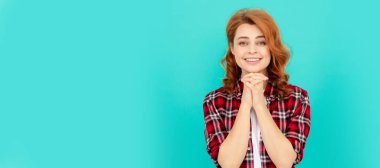 Kıvırcık saçlı, kareli tişörtlü, rüya gören kızıl saçlı bir kadın. İzole edilmiş yüz portresi, kopyalama alanı oluşturulmuş pankart