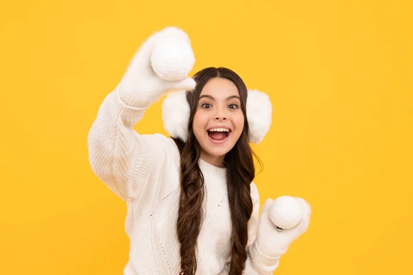 Ritratto Ragazzina Adolescente Che Indossa Guanti Maglia Maglione Invernale Giocando — Foto Stock