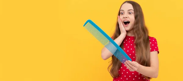 Asombrado Adolescente Chica Tiene Pelo Largo Mantenga Cepillo Pelo Sobre —  Fotos de Stock