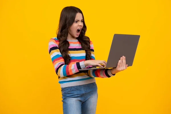 Fiatal Lány Diák Tartsa Számítógép Vicces Tanuló Laptoppal Sárga Háttérrel — Stock Fotó