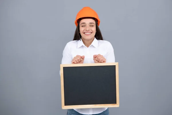 Jovem Bela Mulher Arquiteto Sorridente Chapéu Duro Capacete Segure Bordo — Fotografia de Stock