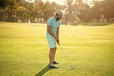Yeşil çimlerde golf oynayan sporcu adam, spor oyunu.