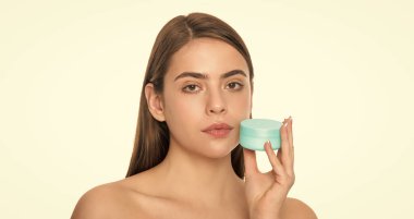 Temizleme fırçası. Bayan kozmetik ürünü sunuyorum. Kadın yüz kremi kullanıyor. Genç kız saç maskesi takıyor. Cilt kremi olan bayan. Günlük alışkanlık ve kişisel bakım. Cilt güzelliği. güzellik kozmetik.