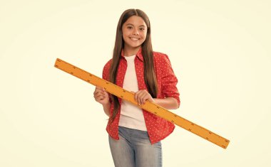 Mutlu çocuk elinde cetvel, okulda matematik okuyor. Beyazlara izole edilmiş, okula geri dönmüş..