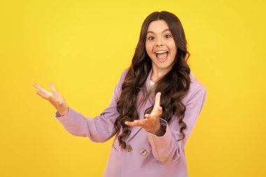 Başarılı genç kız portresi. Güzel beyaz ergen bağırıyor, başarıyı sevinçle kutluyor. Şaşırmış bir genç. Heyecanlı genç kız