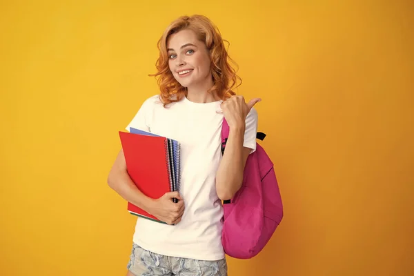 Portret Szczęśliwej Kobiety Trzymającej Plecak Proces Nauki Młody Słodkie Student — Zdjęcie stockowe