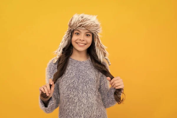 Ευτυχισμένο Παιδί Μακριά Μαλλιά Στο Καπέλο Κίτρινο Φόντο Χειμώνα — Φωτογραφία Αρχείου