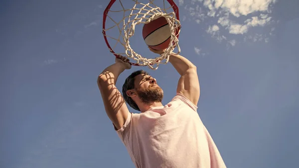 Hombre Exitoso Jugador Lanzar Pelota Baloncesto Través Cesta Fondo Del — Foto de Stock