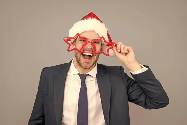 Щасливий Чоловік Діловому Костюмі Капелюсі Санта Клауса Вечірніх Окулярах Новорічна — стокове фото