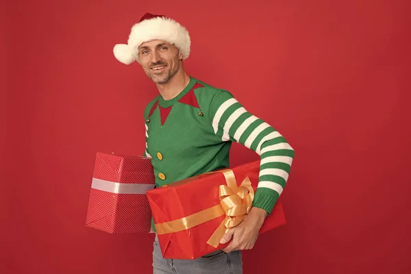 Feliz Hombre Positivo Traje Elfo Sombrero Santa Claus Chico Navidad —  Fotos de Stock