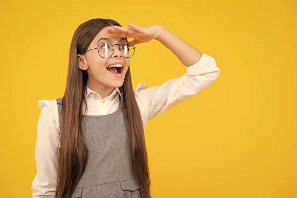 Retrato Estúdio Crianças Fundo Amarelo Conceito Estilo Vida Infantil Menina — Fotografia de Stock