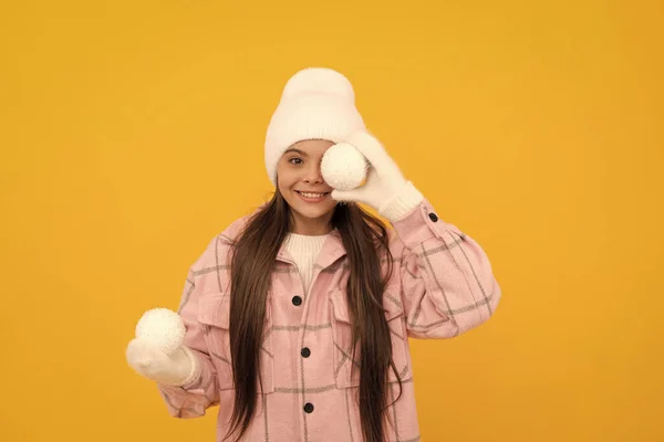 Lächelndes Teenie Mädchen Fäustlingen Mit Dekorativem Ball Auf Gelbem Hintergrund — Stockfoto