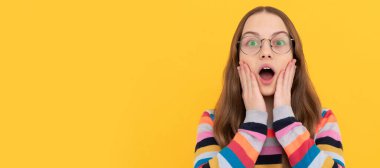 Optik göz merceği. Okula dönüyorum. Bilgi ve eğitim. Uzun saçlı çocuk inek gibi görünüyor. Çocuk yüzü, yatay poster, izole edilmiş genç kız portresi, fotokopi alanı olan pankart