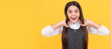 Her gün harika olacak. Şaşırmış kız uzun saçlı. Saç eğitimi. Güzellik okulu. Çocuk yüzü, yatay poster, izole edilmiş genç kız portresi, fotokopi alanı olan pankart