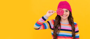 Lolipop şekerli neşeli genç kız, lolipop.