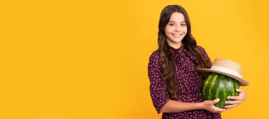 Yaz zamanı. Gülümseyen çocuk karpuzu tut. Yaz hasır şapkalı karpuz. Meyveli çocuk. Karpuzlu yaz kızı portresi, yatay poster. Kopyalama alanı olan başlık