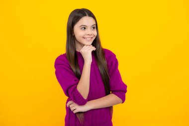 Sarı arka planda izole edilmiş beyaz ergen kız çocuğunun duygusal portresi.