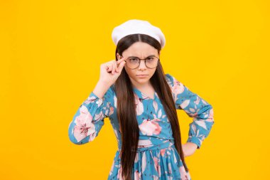 Kızgın suratlı bir kız çocuğu. 12, 13, 14 yaşlarında öfkeli yüzlü, üzgün duyguları olan bir genç.