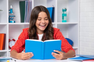 Okula dönelim. Öğrenmeye hazır kitap okuyan liseli kız. Mutlu kız yüzü, pozitif ve gülümseyen duygular
