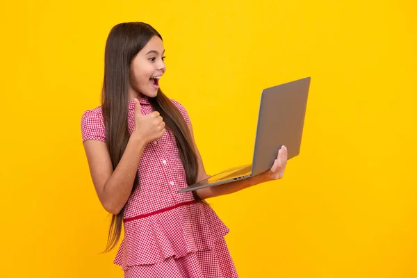 여학생 컴퓨터를 가지고 배경에 랩탑을 재미있는 학교로 돌아가 기뻐하며 — 스톡 사진