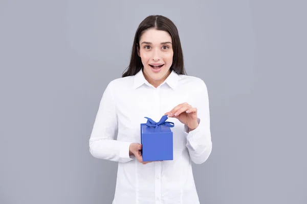 Surprised Woman Holding Gift Smiling Beautiful Young Brunette Woman Shirt — 스톡 사진