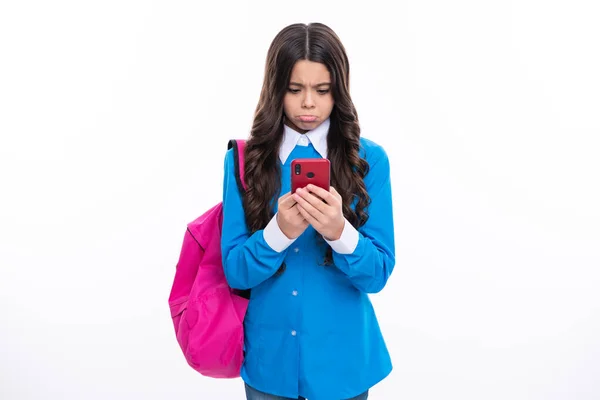 智能手机和学童 学生女孩与电话在孤立的背景 愤怒的少女 心烦意乱和不愉快的负面情绪 — 图库照片