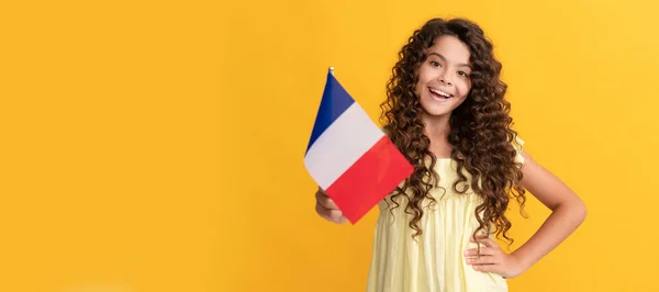 Ευτυχισμένο Παιδί Μακριά Σγουρά Μαλλιά Κρατά Γαλλική Σημαία Γαλλία Οριζόντια — Φωτογραφία Αρχείου