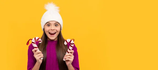 Εκπλήσσομαι Έφηβος Κορίτσι Φορούν Καπέλο Κρατήσει Καραμέλα Ραβδί Χριστούγεννα Οριζόντια — Φωτογραφία Αρχείου