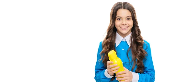 Menina Saudável Feliz Segurar Garrafa Plástico Para Sede Saciar Isolado — Fotografia de Stock