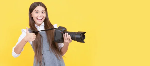 Gelukkig Tiener Meisje Fotograaf Gebruik Digitale Fototoestel Show Duim Omhoog — Stockfoto