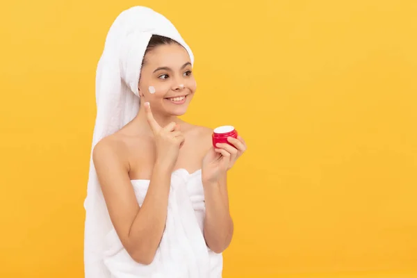 Menina Adolescente Alegre Toalha Chuveiro Aplicar Creme Facial — Fotografia de Stock