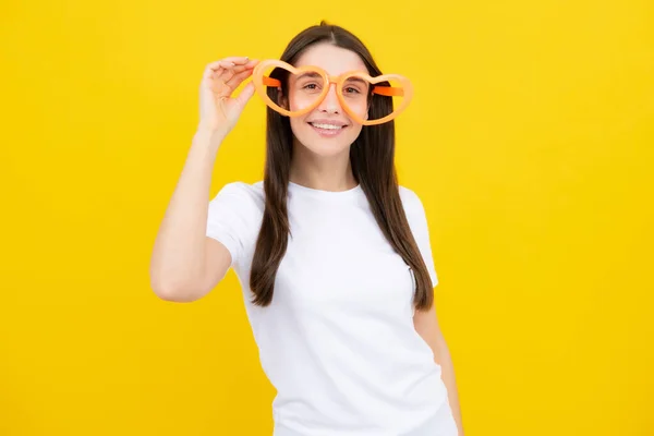 Menina Com Óculos Forma Coração Engraçado Sorrindo Fundo Estúdio Amarelo — Fotografia de Stock