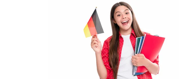 Έκπληκτο Παιδί Κρατάει Γερμανική Σημαία Και Σχολικό Βιβλίο Για Μελέτη — Φωτογραφία Αρχείου